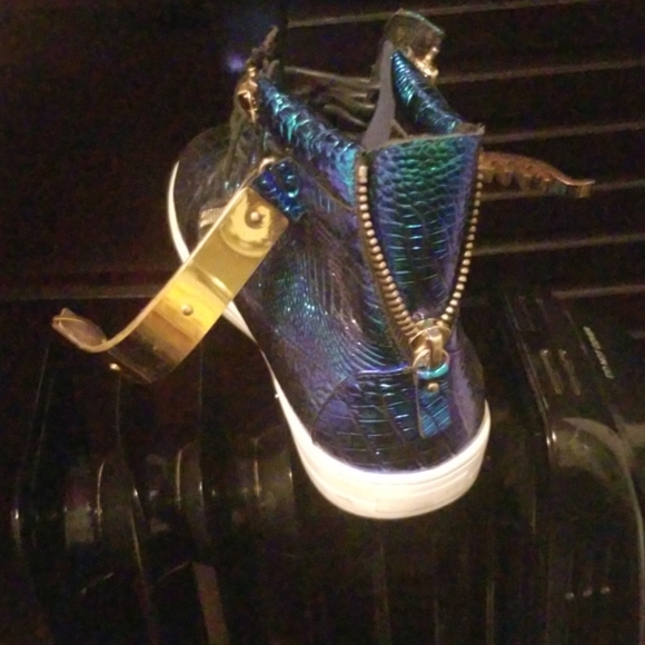 Shoes - Picture 3 of 4